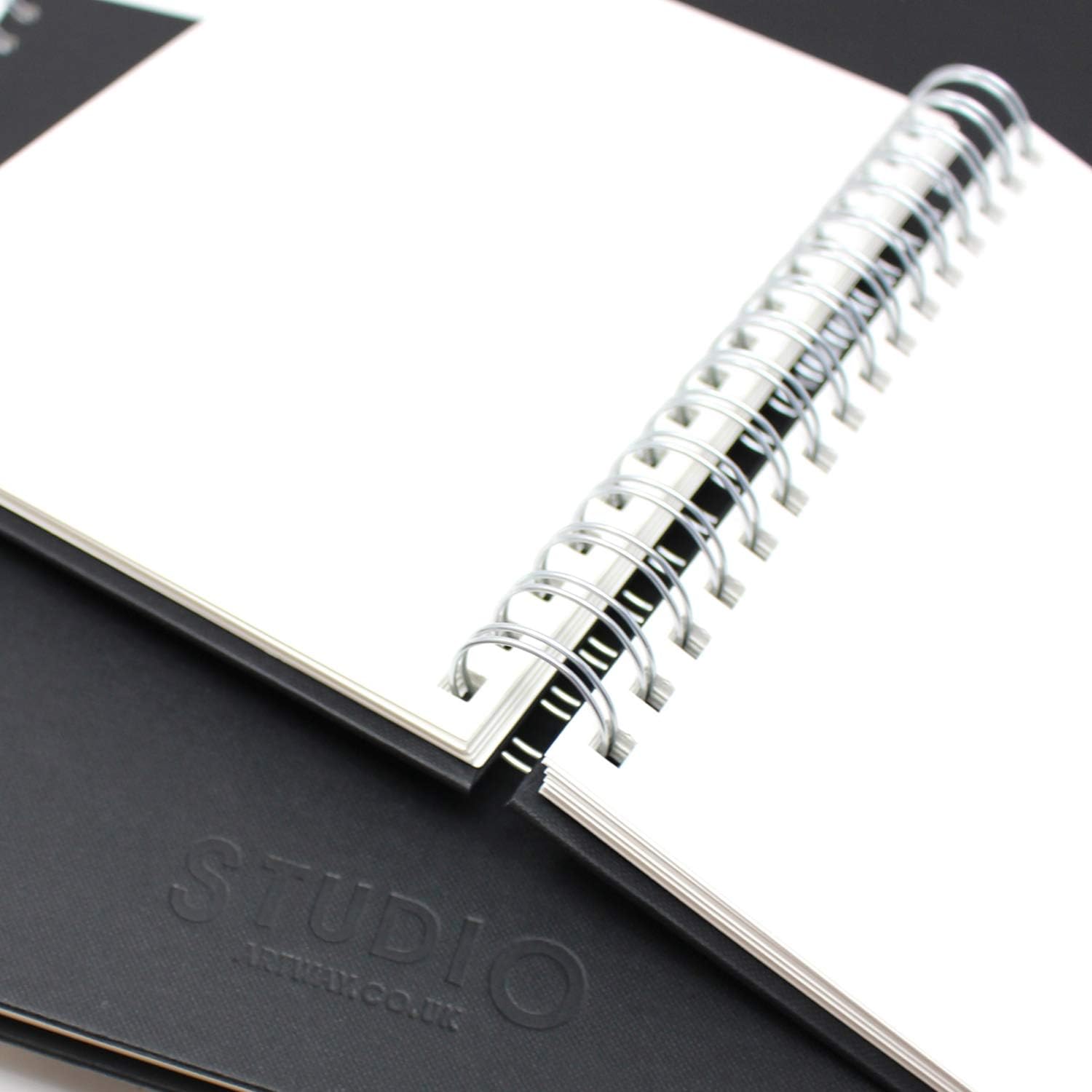 Artway Studio Skizzenbuch im A5-Format mit Spiralbindung – 170 g/m² Zeichenpapier, 48 Seiten, schwarzer Hardcover-Einband, silberne Spiralbindung 8