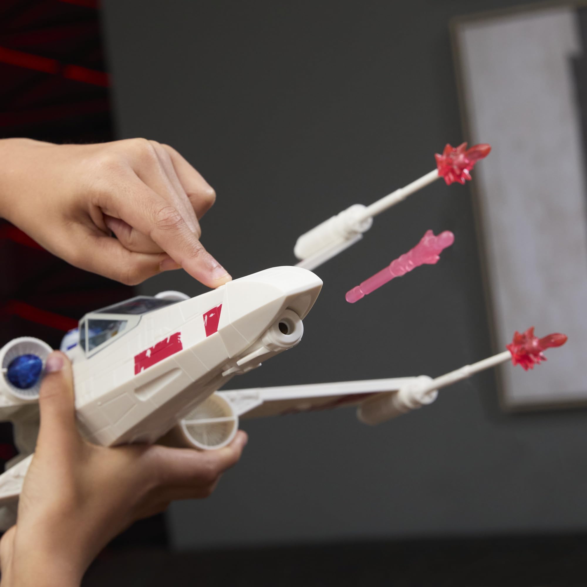 Star Wars Luke Skywalker's Force Strike X-wing with 4-Inch Figure | Ages 4+ 6