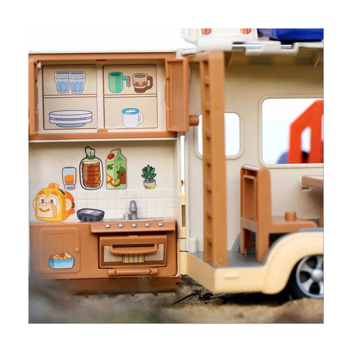 Bluey's Caravan Adventures Playset - Transforming Playset with Figure & Accessories 11