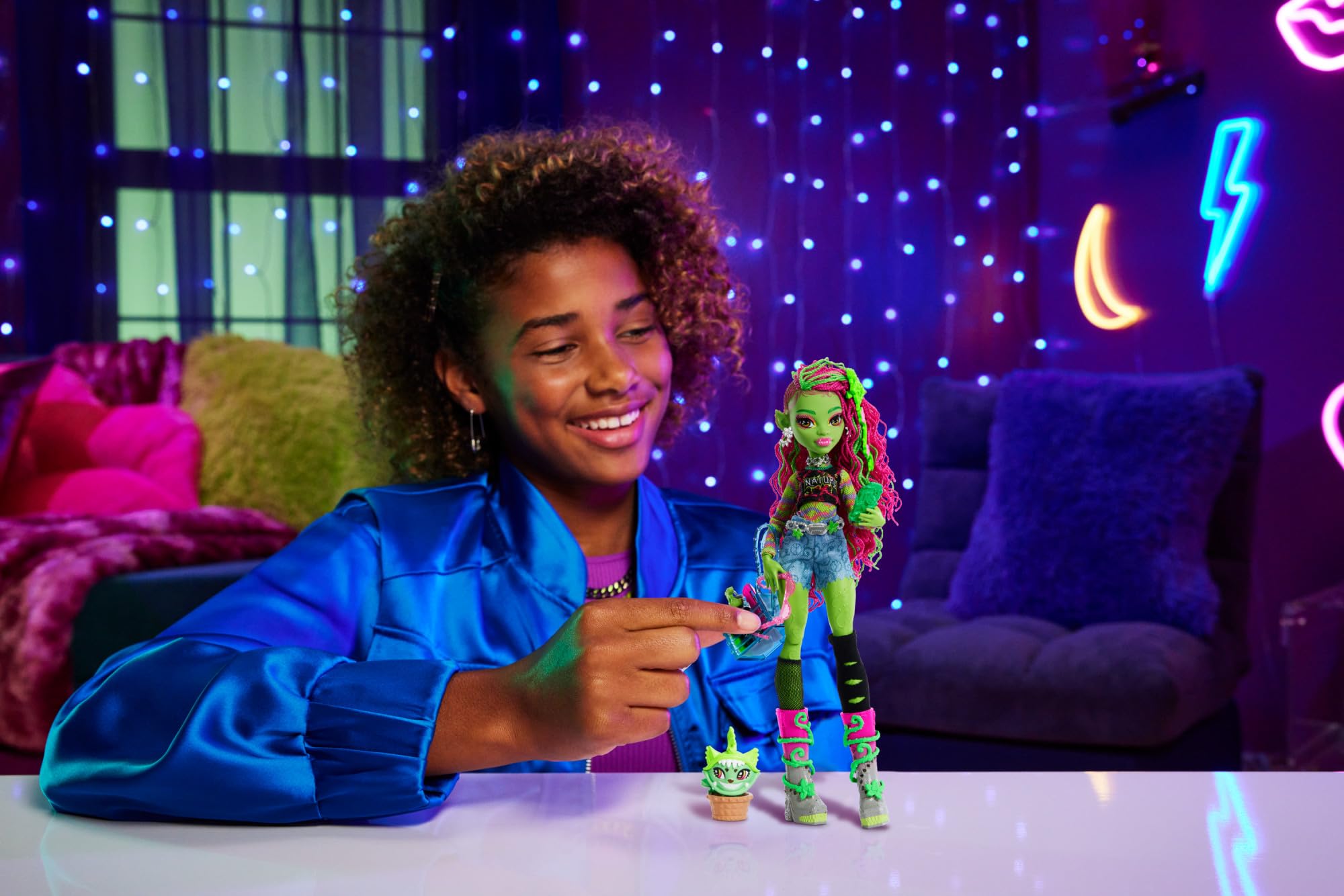 Monster High Venus McFlytrap Doll with Pet Cat Chewlian & Accessories HRP81