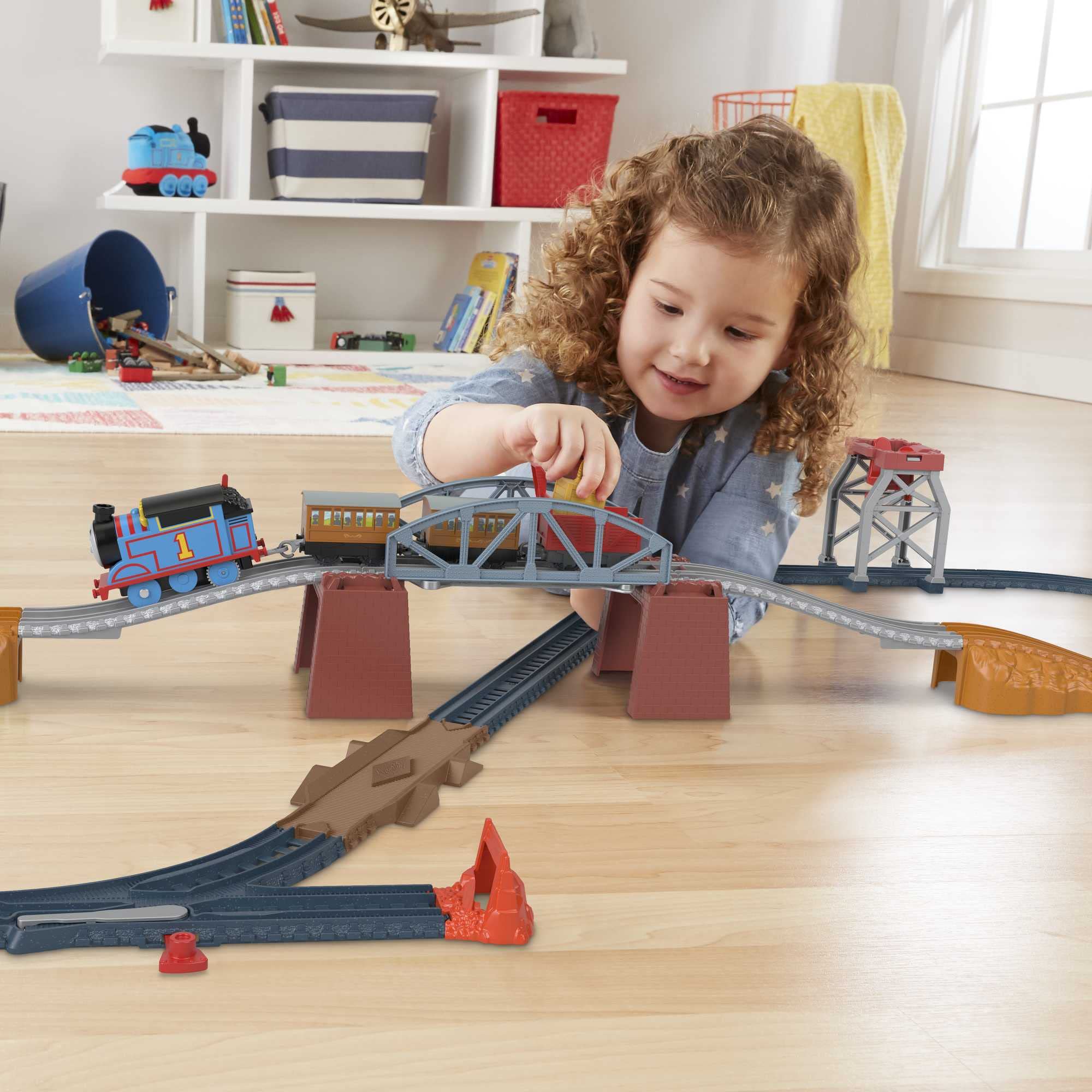 THOMAS & FRIENDS 3-in-1 Package Pickup Train Set with Motorized Thomas | Ages 3+ | HGX64