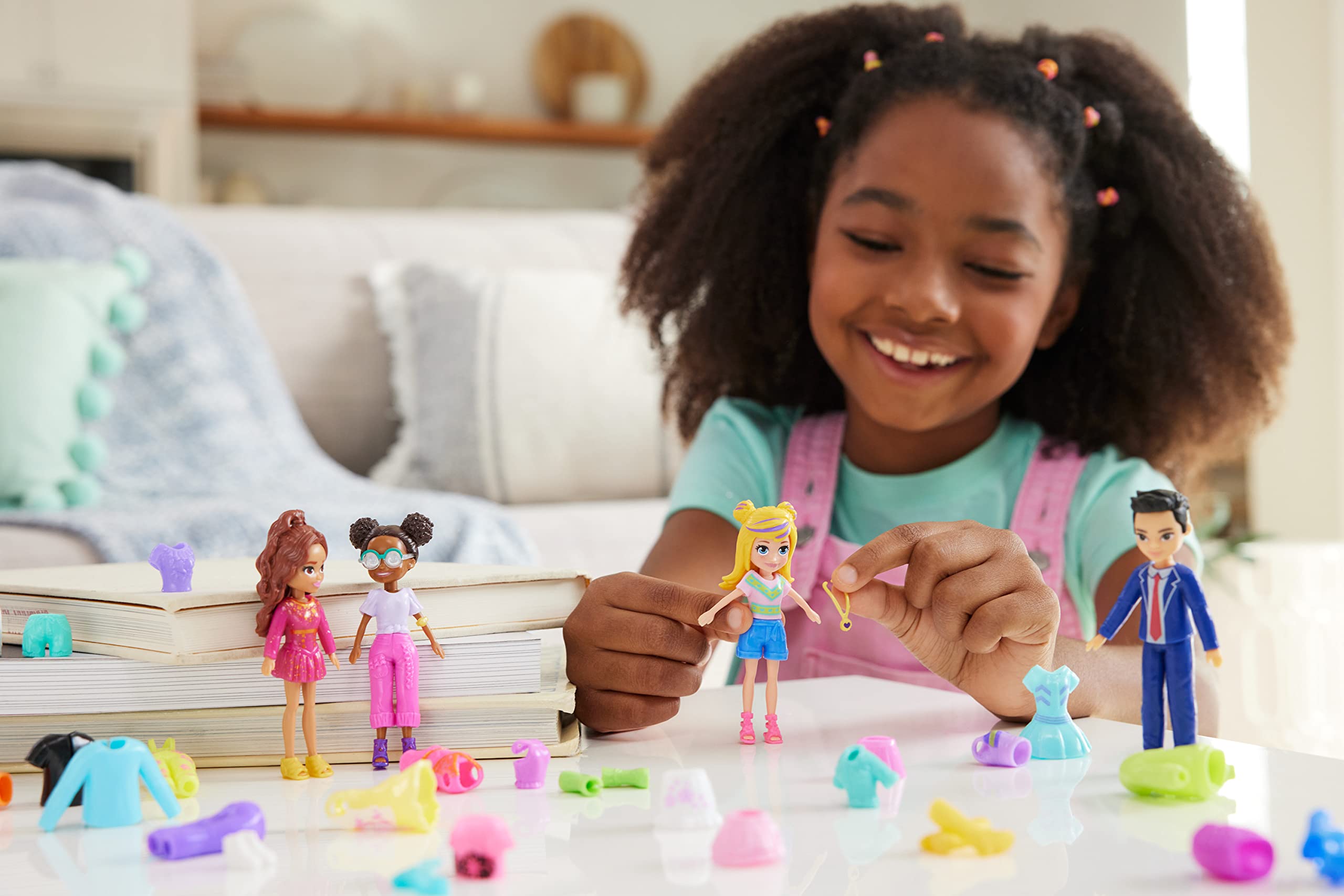 Polly Pocket Sparkle Cove Adventure Dolls & Fashion Playset - 48-Piece Set with 4 Dolls & Clothes for Ages 4+