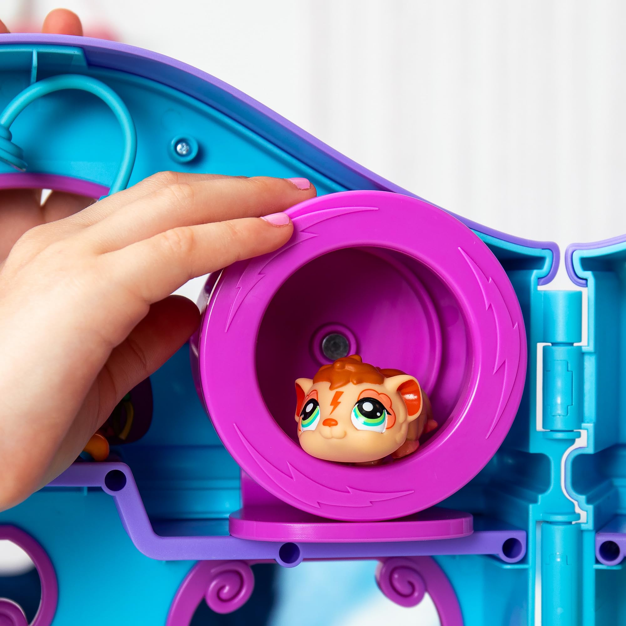 Littlest Pet Shop Series 2 Pet Shop Playset - With 2 Mini Pets & 20 Accessories 4