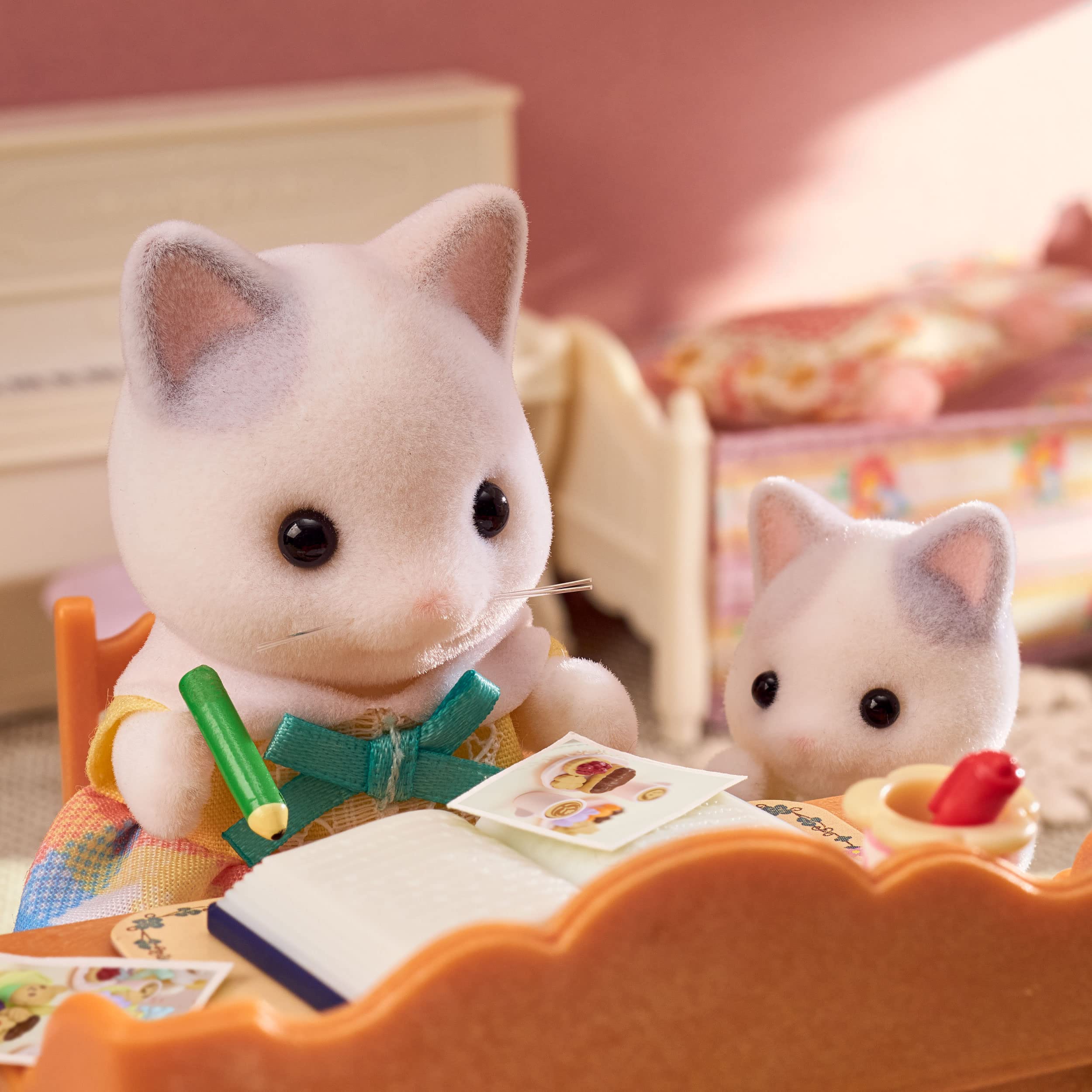 Sylvanian Families Latte Cat Family Playset - Includes 4 Figures & Accessories | Ages 3+ 6