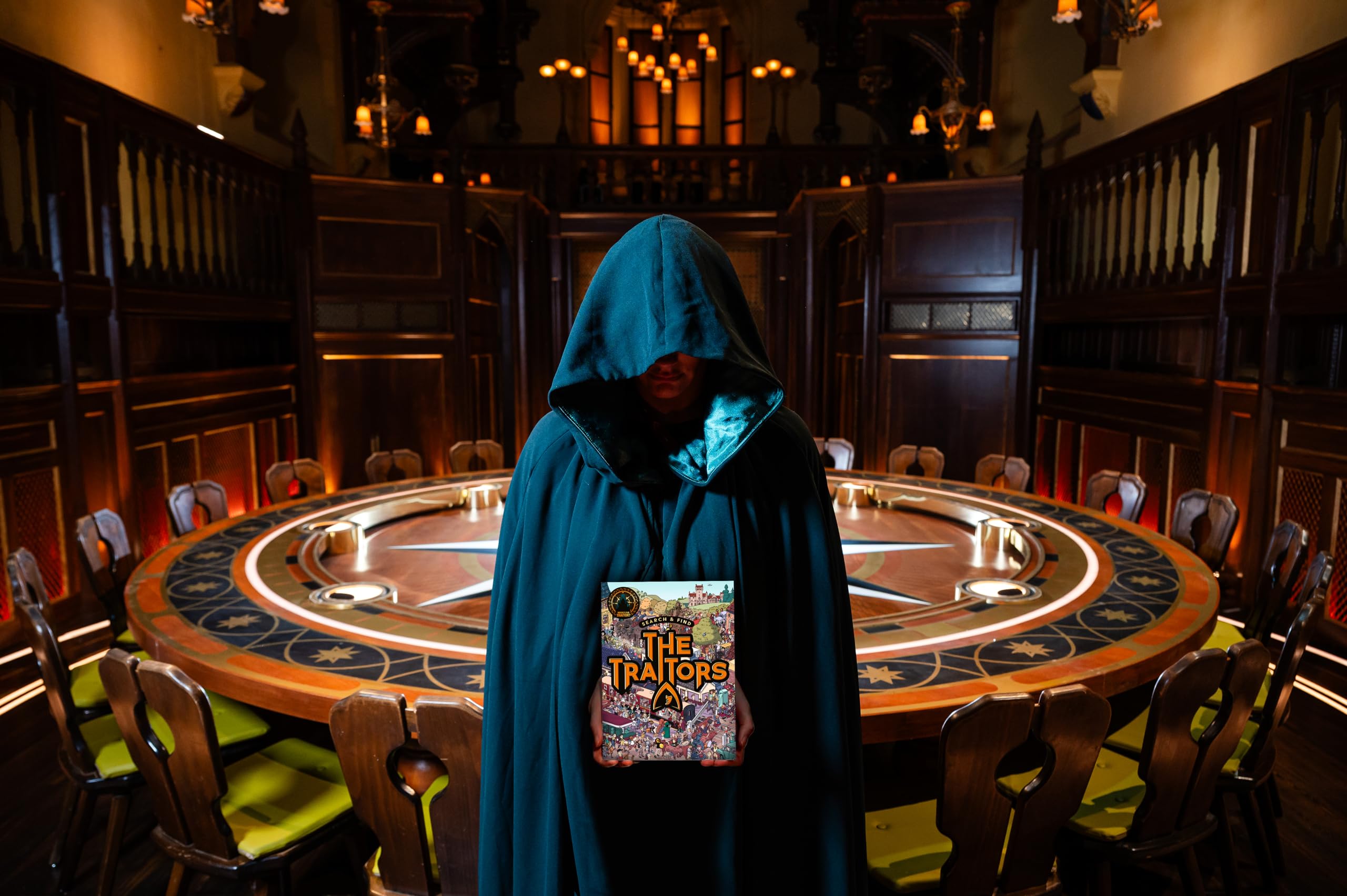 Anonymous - Search and Find: The Traitors Activity Book | Paperback | 32 Pages 4