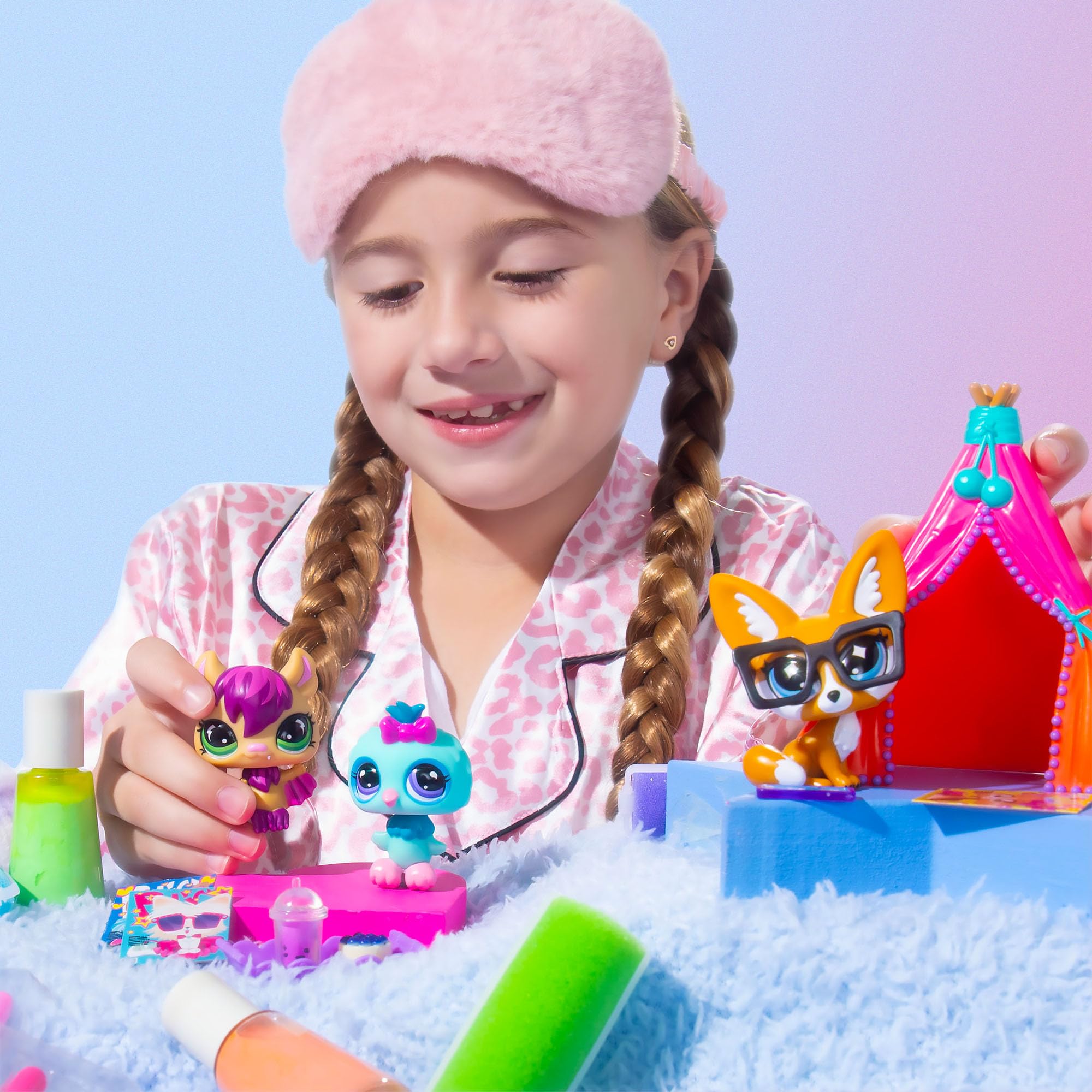 Littlest Pet Shop Slumber Squad Play Pack with 3 Bobblehead Pets & 6 Accessories