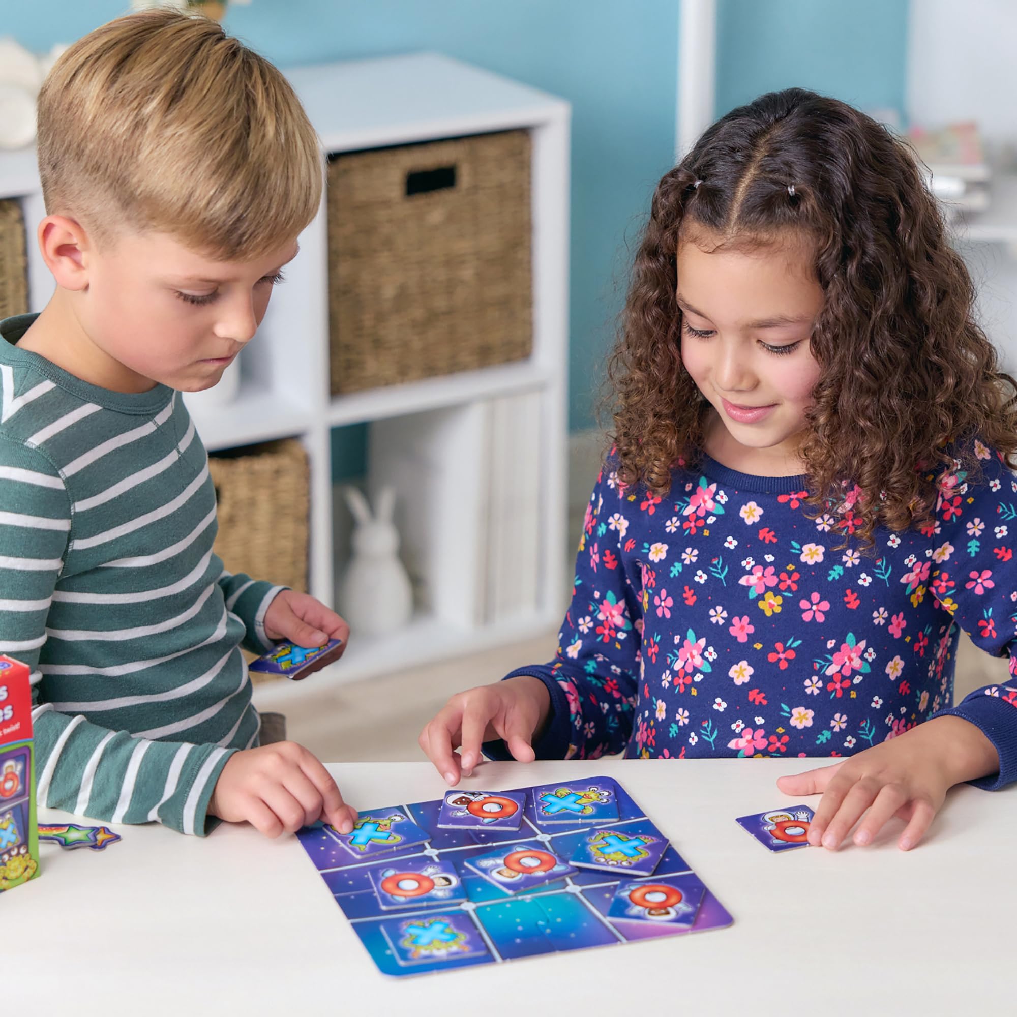 Orchard Toys Astronauts and Crosses Game - Space Themed Travel Game | Ages 4-7 | Portable 3