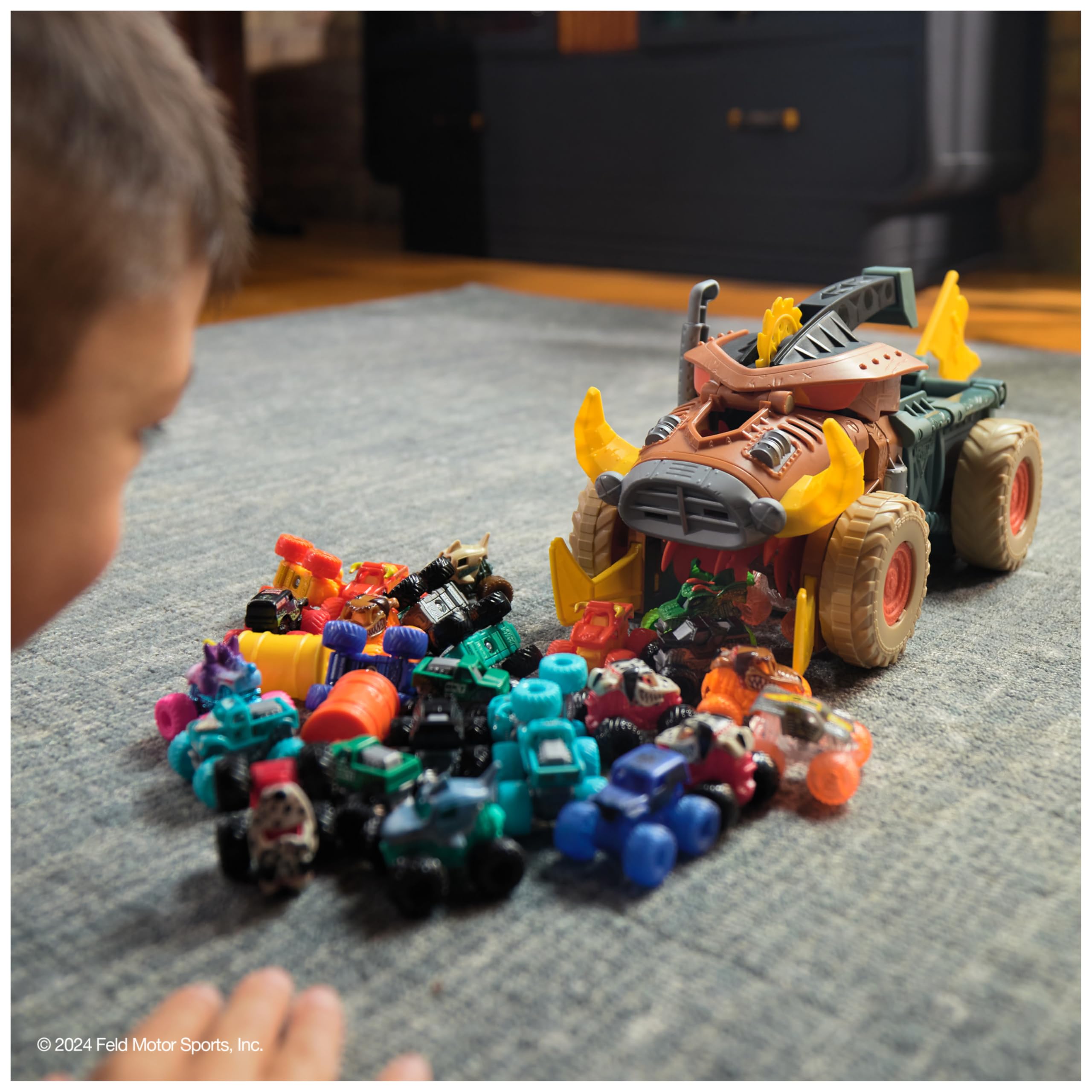 Monster Jam Mini Jams Megalodon Mad Hog Chomper Playset | 1:87 Scale Truck & Barrels 3