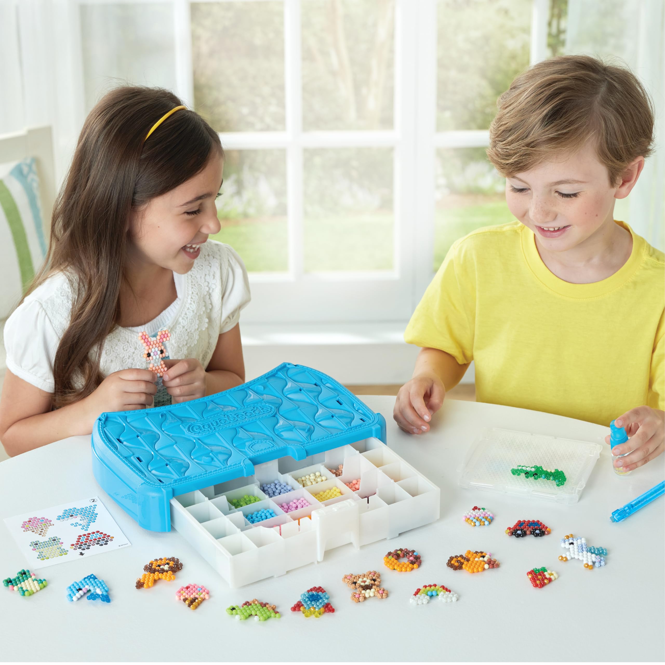 Aquabeads Beginners Craft Studio - 900 Beads in 25 Colours | Includes Carry Case & Templates 4