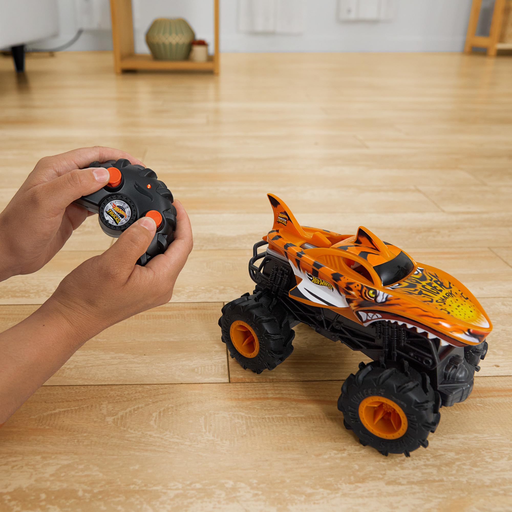 Hot Wheels Monster Trucks HW Tiger Shark RC Car - 1:24 Scale, 5 MPH, 100 ft Range 3