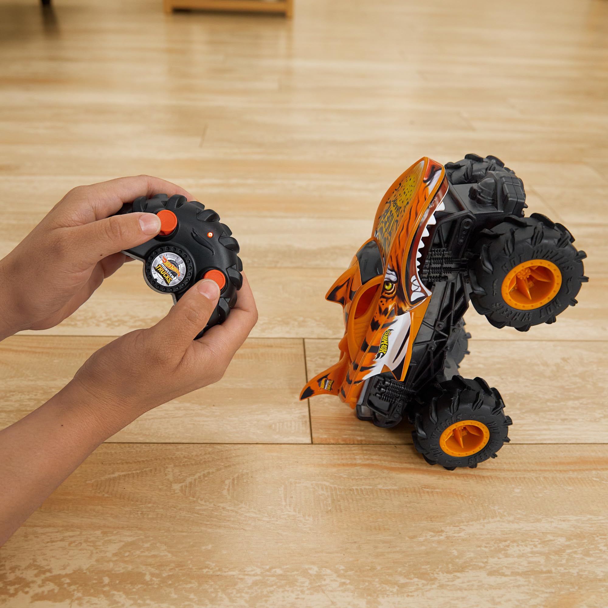 Hot Wheels Monster Trucks HW Tiger Shark RC Car - 1:24 Scale, 5 MPH, 100 ft Range 5