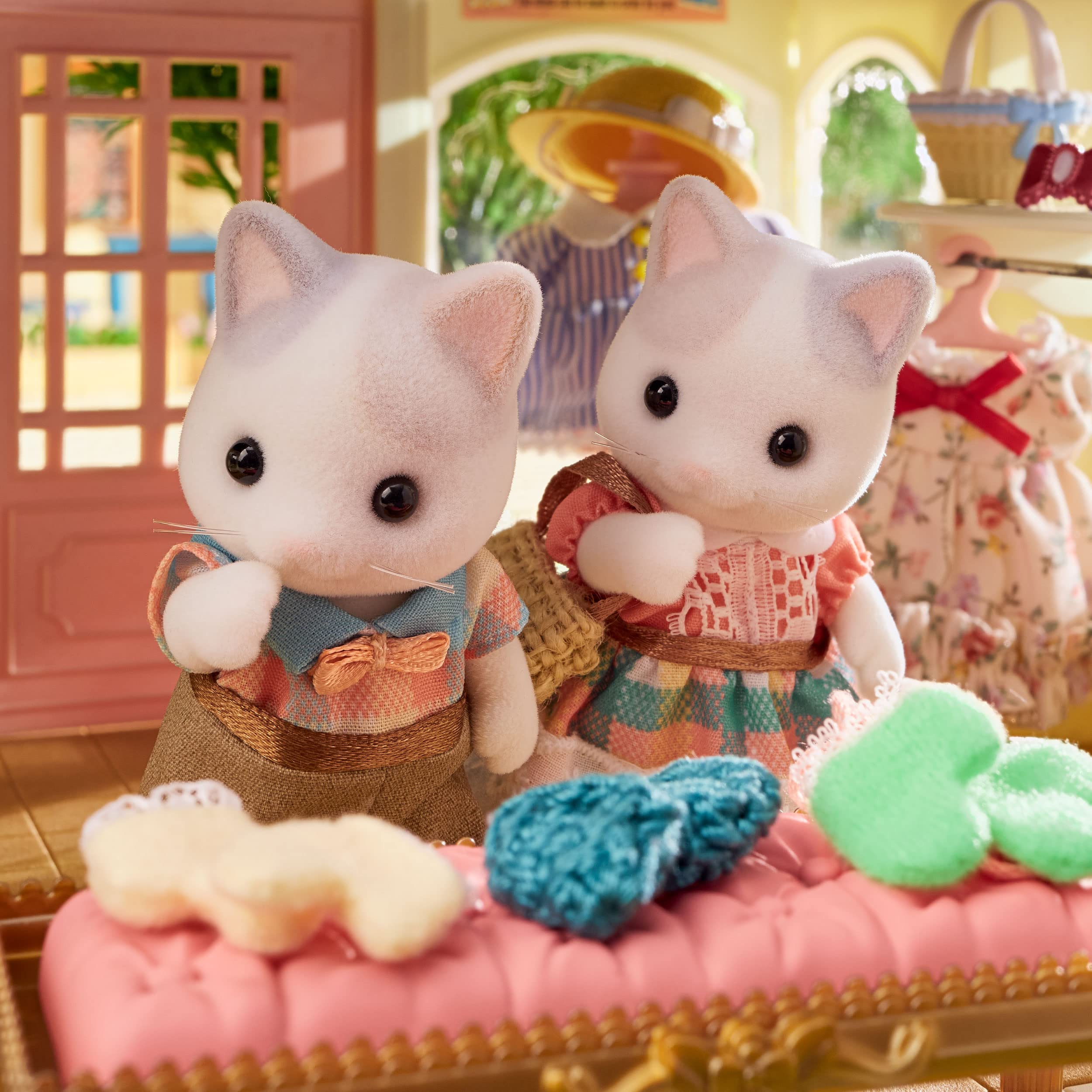 Sylvanian Families Latte Cat Family Playset - Includes 4 Figures & Accessories | Ages 3+ 7