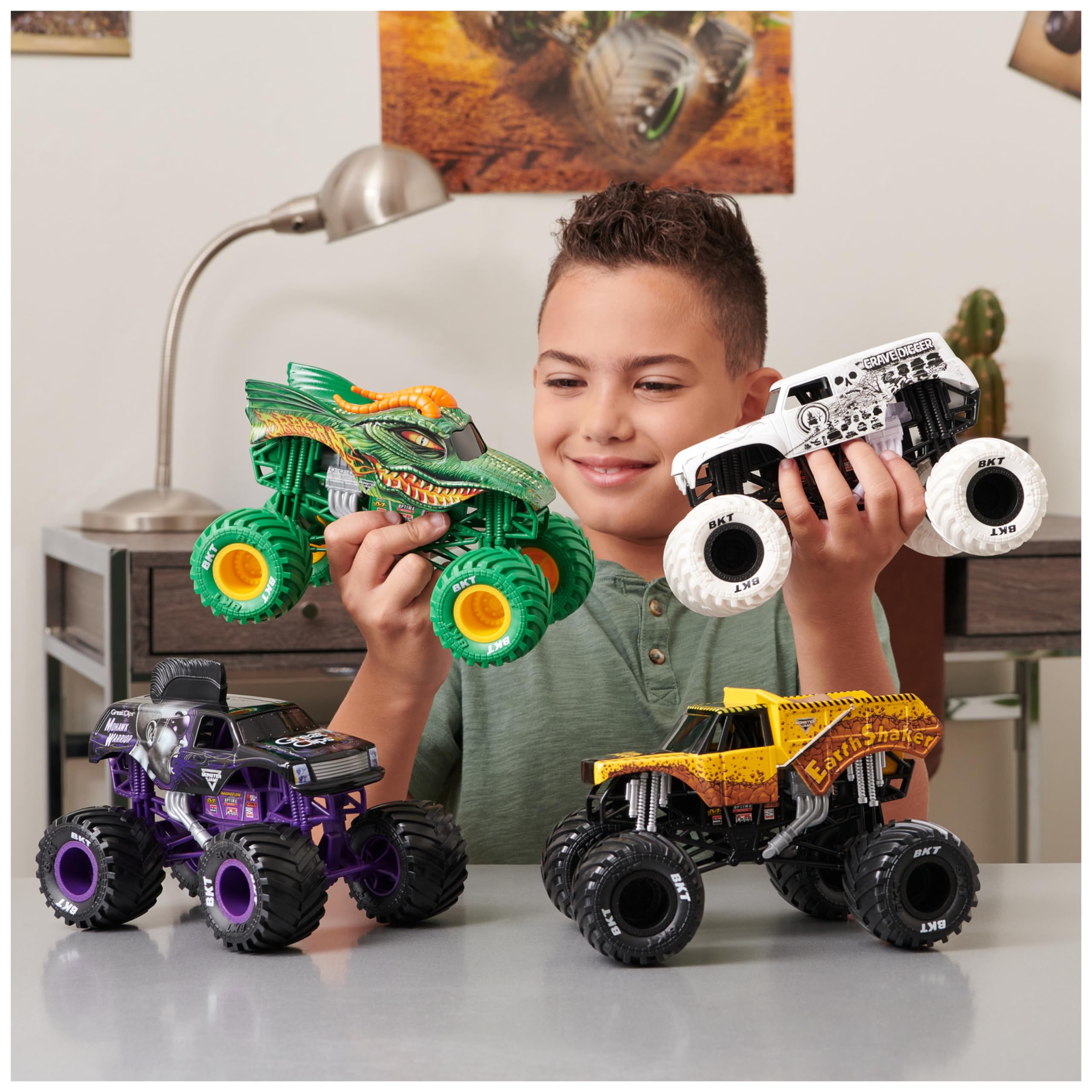Monster Jam Grave Digger Monster Truck - 1:24 Scale Die-Cast with Working Suspension 6