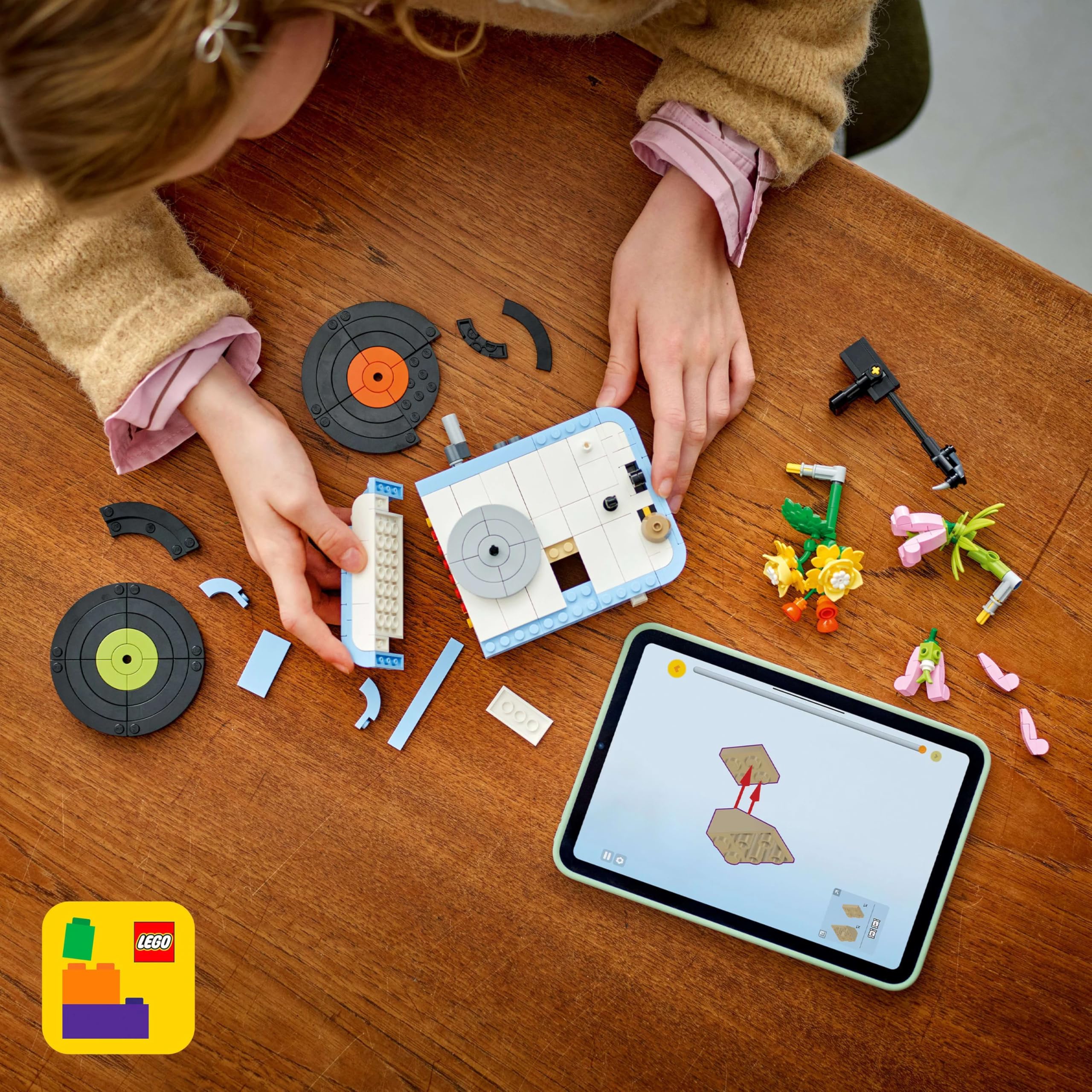 LEGO Creator 3-in-1-Plattenspieler mit Blumen-Bauset – lässt sich in ein Radio oder Mikrofon umbauen, 366 Teile 5