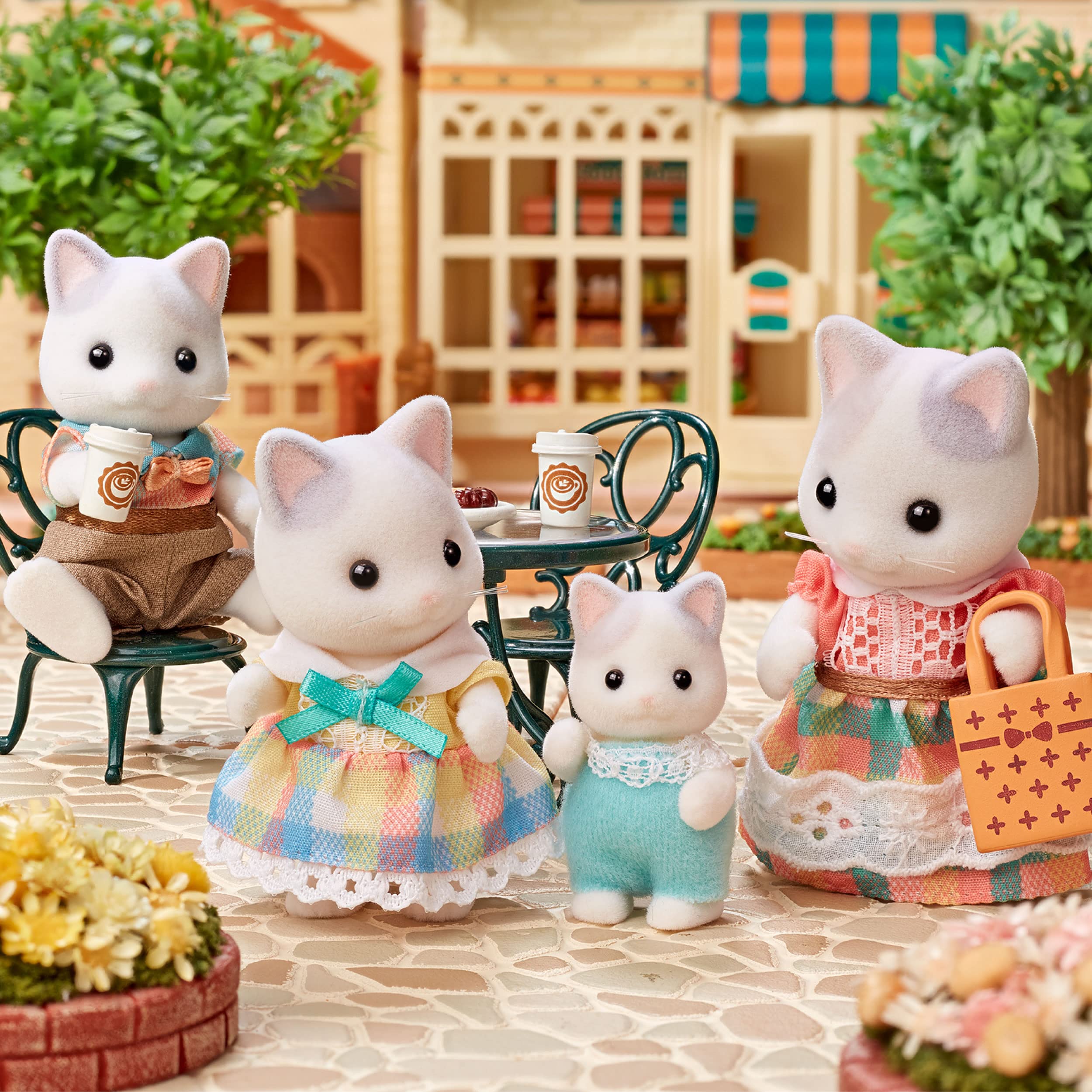 Sylvanian Families Latte Cat Family Playset - Includes 4 Figures & Accessories | Ages 3+ 3