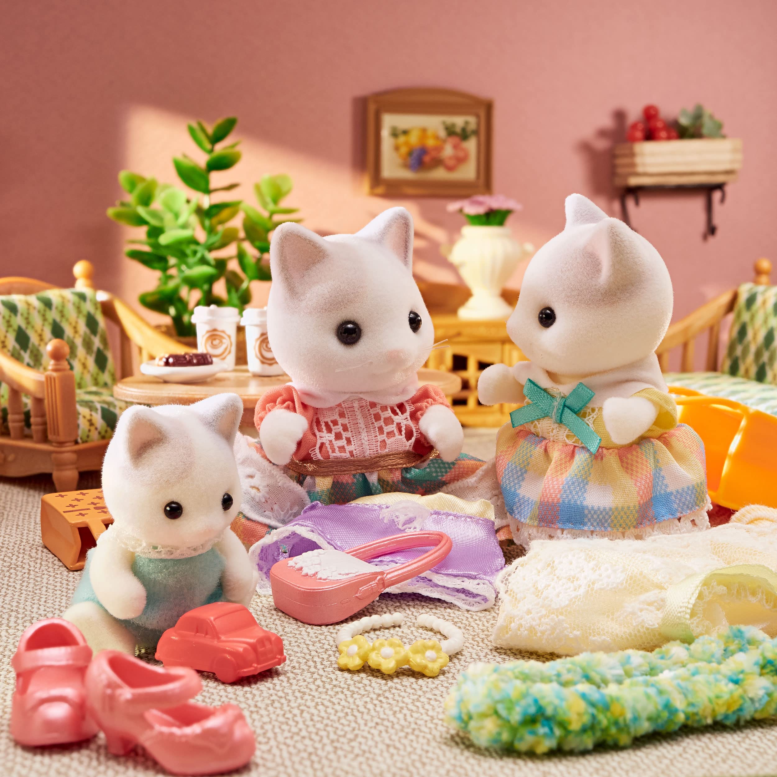 Sylvanian Families Latte Cat Family Playset - Includes 4 Figures & Accessories | Ages 3+ 5